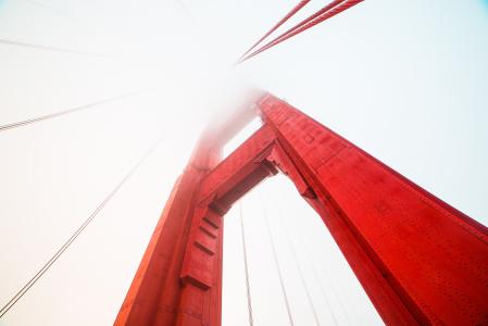 在雾盖的金门大桥的支柱