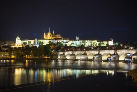 布拉格城堡和查理大桥在晚上