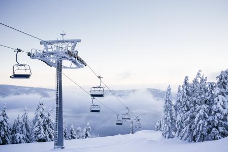 在明亮的冬日的空椅子滑雪缆车