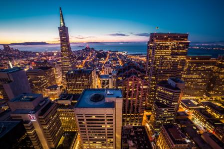 旧金山金融区摩天大楼城市景观在晚上