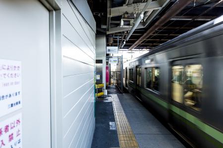 Kei Inokashira线通过Mitakadai车站免费的火车照片