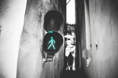 绿色交通灯步行信号在布拉格最狭窄的街道