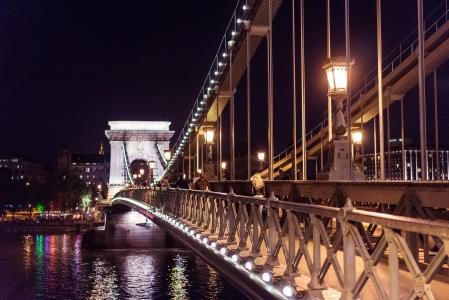 塞切尼链桥在布达佩斯在晚上