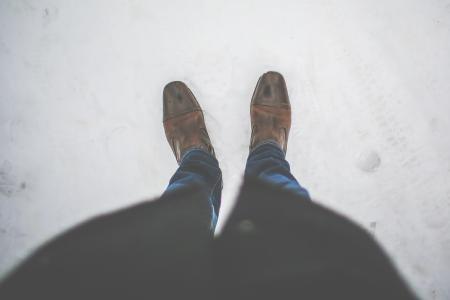 雪中​​的男人皮鞋