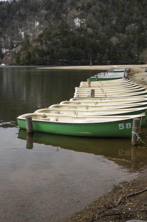 在Yuno湖岸上的船免费照片