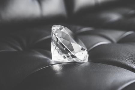 黑色真皮沙发上的大玻璃钻石水晶