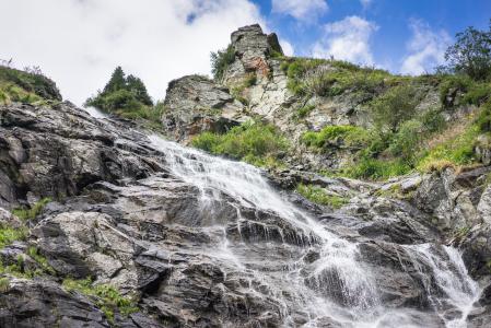 纯罗马尼亚自然的惊人的瀑布