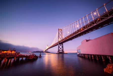 海湾大桥与金银岛在旧金山在晚上