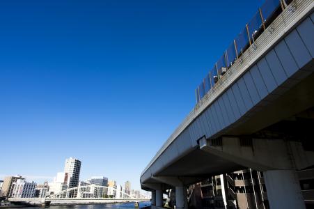 隅田川河和首府城市的高桥照片
