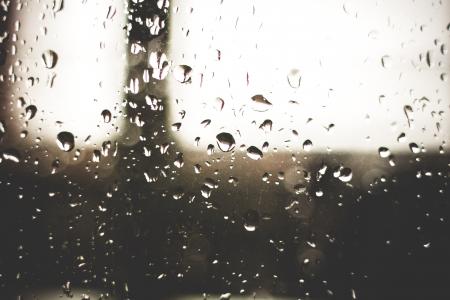在窗口上的雨珠