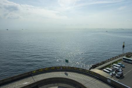 从Umihotaru可以看到东京湾和高速公路的免费照片