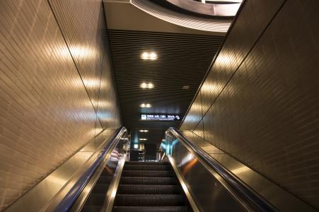 自动扶梯在成田机场免费股票照片