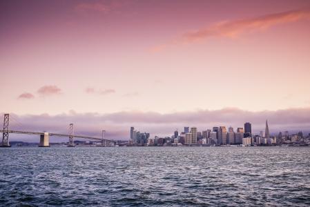 旧金山晚上的天际线和海湾大桥在日落时