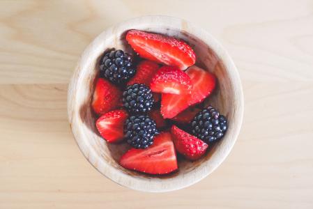 新鲜的草莓和黑莓在小碗里