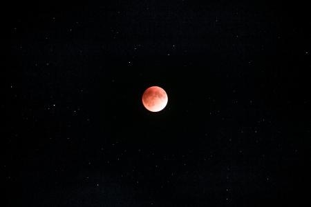血红月亮黑夜中现身