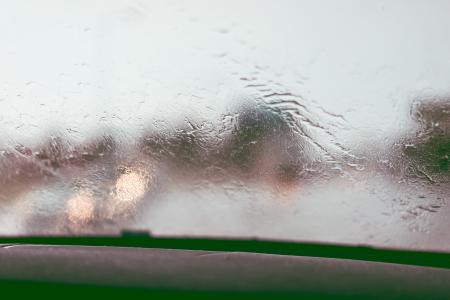 驾驶在挡风玻璃上的雨水里