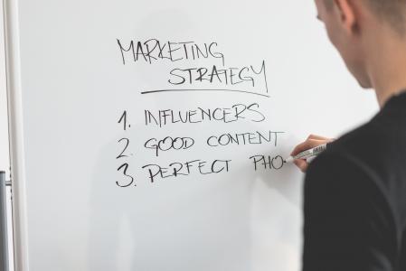 营销专家在白板上写新的营销策略