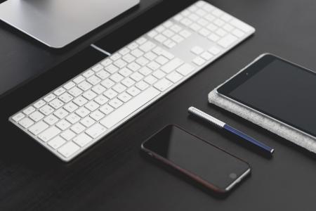 Office Desk Gear: Smartphone & Tablet
