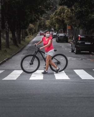 推着自行车的女人图片