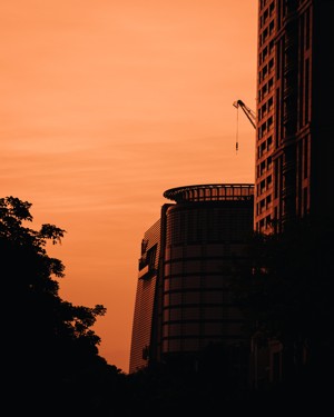 夕阳下的建筑大楼