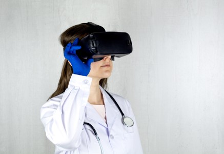 使用虚拟现实眼镜观察的实验室人员