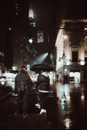 纽约街头撑伞的行人