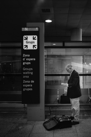在巴塞罗那机场站立的男子