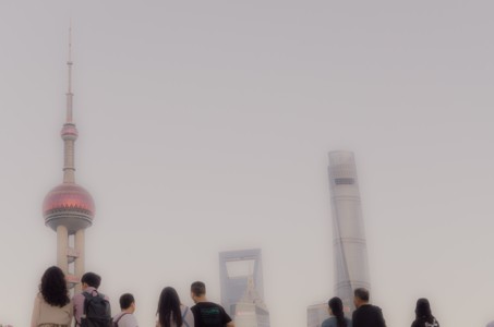 云雾笼罩的上海东方明珠塔