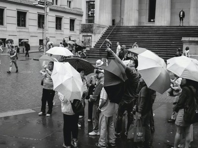街上撑着雨伞的游客