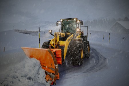 风雪中清理道路的铲车