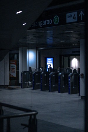 漆黑的地铁站台图片