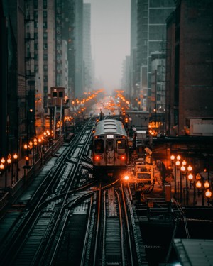 城市高楼间的火车铁轨