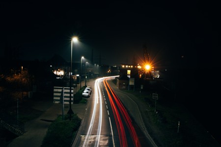 夜间道路上汽车的延时摄影