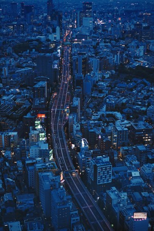 夜晚的城市航拍图片