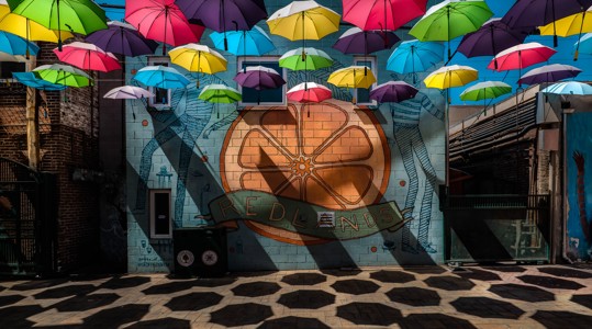 悬挂多彩雨伞的街头装饰景观