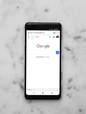 黑色智能手机的谷歌显示界面
