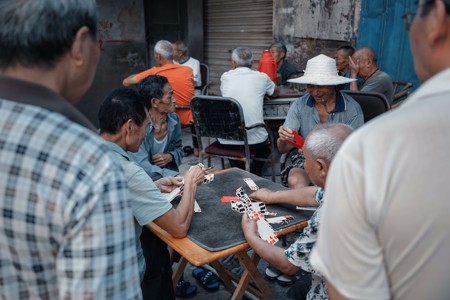 街头玩扑克牌的老人