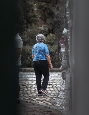 悠闲散步的老人图片