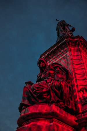 红色灯光照射的雕塑建筑