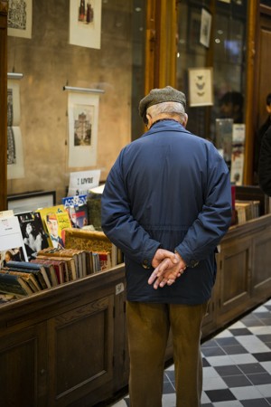 逛书店的老人