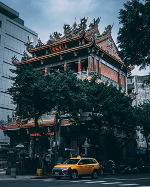 寺庙建筑前的黄色出租车