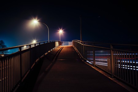 夜幕里的天桥