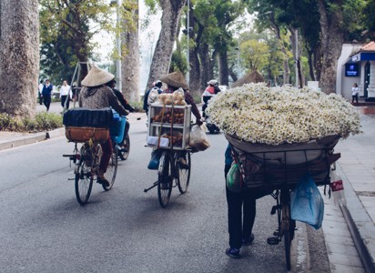越南街头骑自行车的小贩