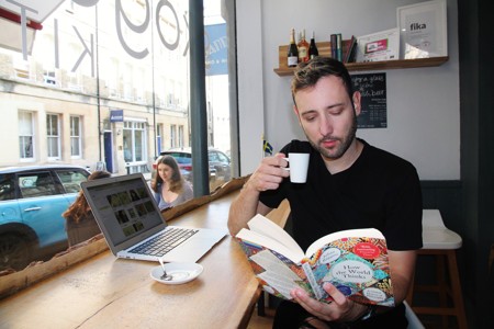 咖啡馆里看书的男人