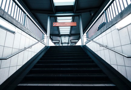 通往地铁站台的楼梯