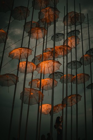 暮色下的雨伞灯光艺术展