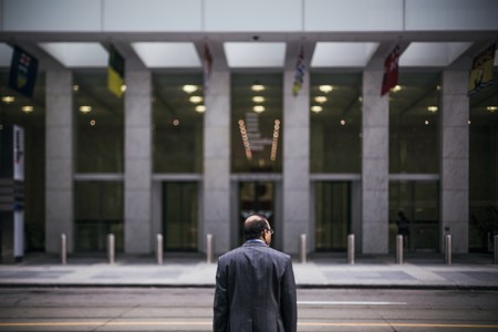 一个男人站在大楼前