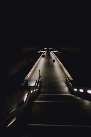 带灯的黑白隧道