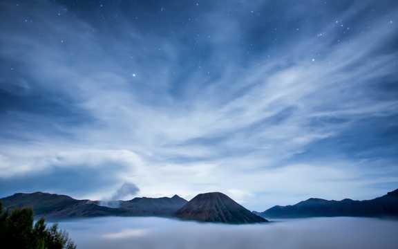 山岭与蓝色夜空图片