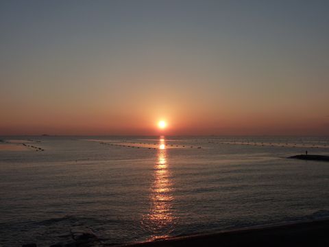平静海平面落日光景图片